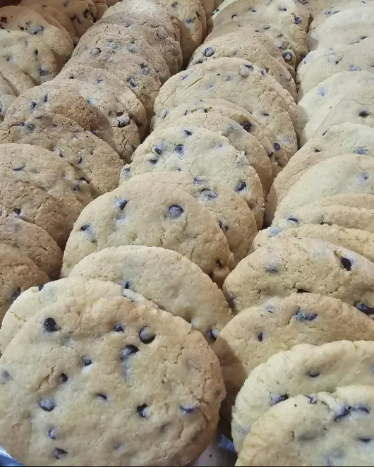 Filas de cookies con chips de chocolate