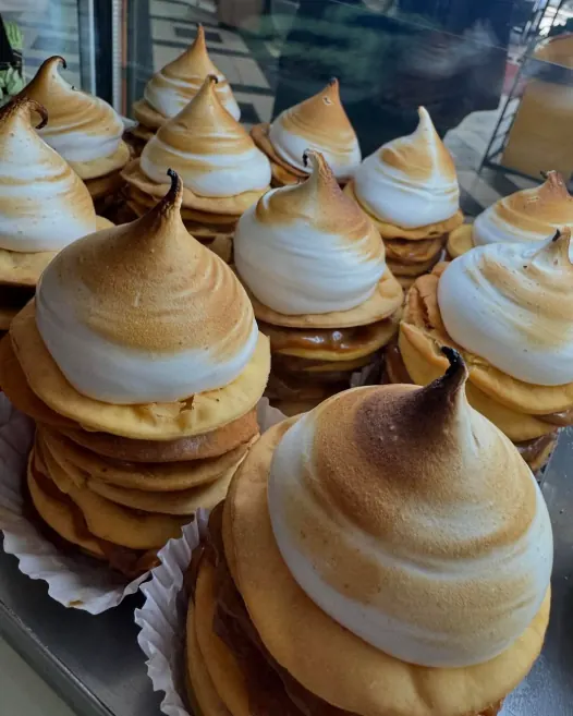 Rogelitos de dulce de leche con merengue tostado
